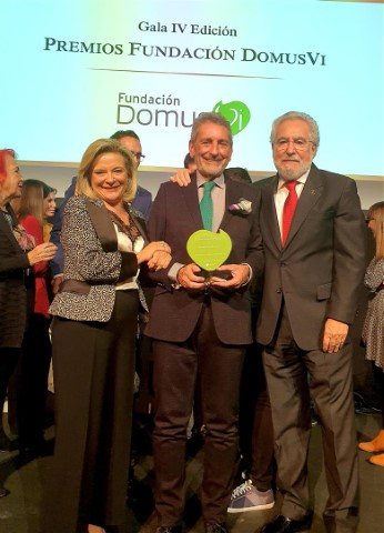 Santalices felicita aos galardoados cos premios da Fundación DomusVi